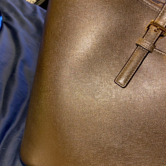 EUC Michael kors gold XL tote bag - Picture 11 of 17